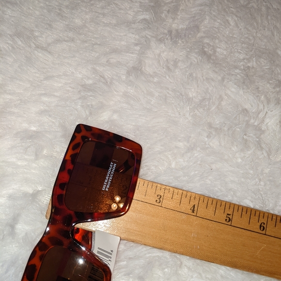 Nwt Kendall & Kylie animal print pouches/cosmetic bag w/ animal print sunglasses - Picture 4 of 16